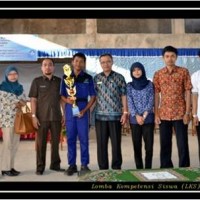 Jajaran SMK Japara berfoto bersama dengan salah seorang siswanya yang berprestasi.